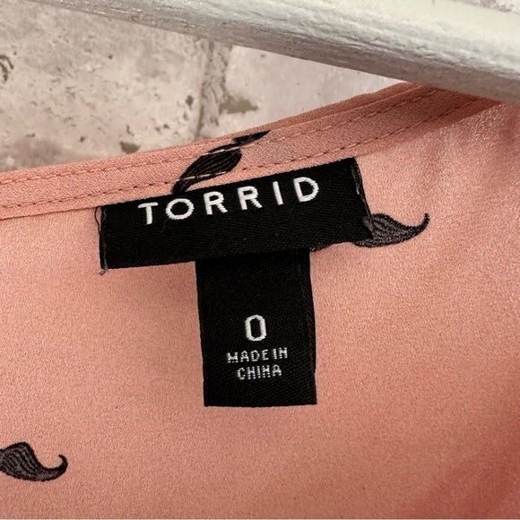 Torrid novelty mustache print blouse women’s size 0 pink - Picture 2 of 4